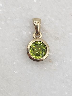 9ct Yellow Gold Pendant with Green Stone GN428514