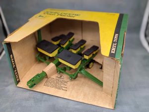 Ertl Toys 1/16 John Deere Corn Planter Die-Cast Replica Model - BP433170