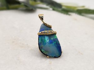 18ct Yellow Gold and Opal Pendant GN372924