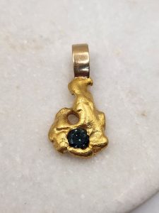 24ct Yellow Gold and Sapphire Pendant GN428617