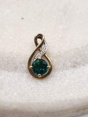 9ct Yellow Gold Pendant with Green Stone GN401415