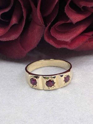Ladies 9ct Gold Three Stone Ring - BL433138
