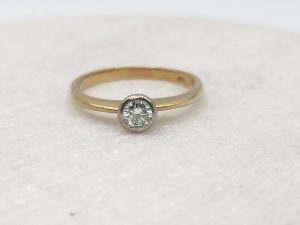 18ct Yellow Gold and Diamond Solitaire Ring GN314337