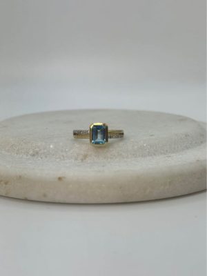 9ct Yellow Gold Blue Stone Ring - GN440279