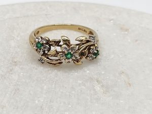 9ct Yellow Gold Green Stone Flower Ring GN440986