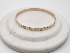 9ct Yellow Gold Bangle Flower Pattern GN439212