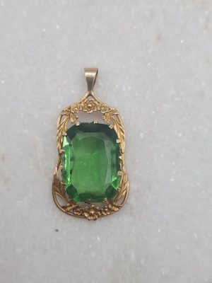 9ct Yellow Gold Pendant with Green Stone GN436561