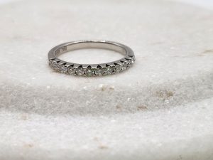 18ct White Gold and Diamond Ring GN444306