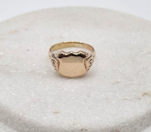 9ct Yellow Gold Signet Ring GN436324