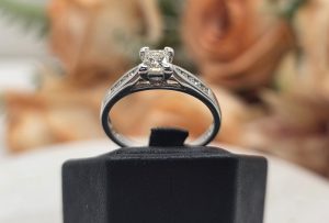 Ladies 18ct White Gold Diamond Ring w/ VAL - IP305984
