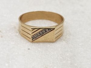 9ct Yellow Gold and Diamond Mens Ring GN343752