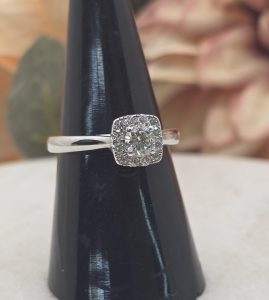 Ladies 14CT White Gold Diamond Ring w/ Val - IP268608