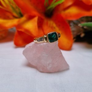9ct Yellow Gold Bezel Set Green Stone Ring TW429086