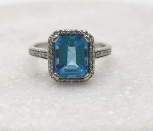 9ct White Gold Ring with Blue Stone GN375293