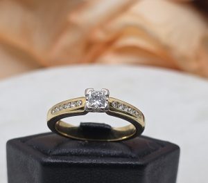 Ladies 18ct Yellow Gold Diamond Ring w/ VAL - IP280774