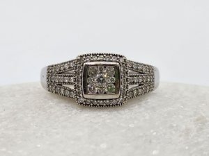 18ct White Gold and Diamond Ring GN292714