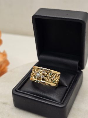 Unisex 18CT Yellow Gold Diamond Ring w/ Green Stones - IP417929
