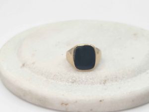 9ct Ring With Black Centre - GN445566