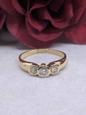 Ladies 18ct Yellow Gold 3 Stone Diamond Ring - BL444082